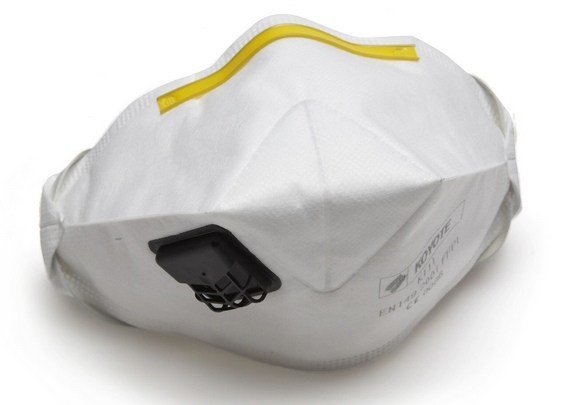 Półmaska filtrująca z zaworem firmy 3M, wykonana z białej włókniny.
